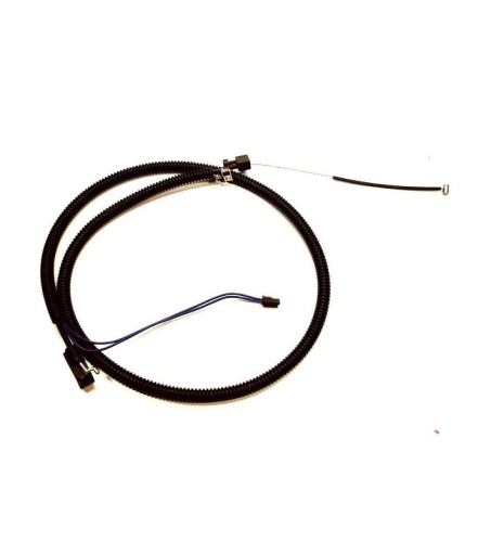 Linka gazu do wykaszarki Husqvarna 129R w czarnym oplocie z metalowym końcem. Produkt leżący na białym tle, widok z góry. Zawiera dwa przewody łączące, jeden zakończony złączem. Długość i kształt linki umożliwiają montaż w wykaszarce.