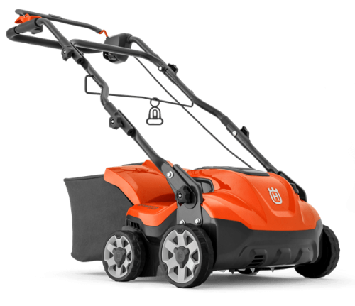 Elektryczny wertykulator Husqvarna S138C w pomarańczowo-czarnym kolorze, z boku na dwóch dużych kołach, z szerszym łapaczem, ergonomicznym uchwytem i uchwytem na kabel.