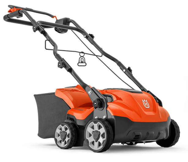 Elektryczny wertykulator Husqvarna S138C w pomarańczowo-czarnym kolorze, z boku na dwóch dużych kołach, z szerszym łapaczem, ergonomicznym uchwytem i uchwytem na kabel.