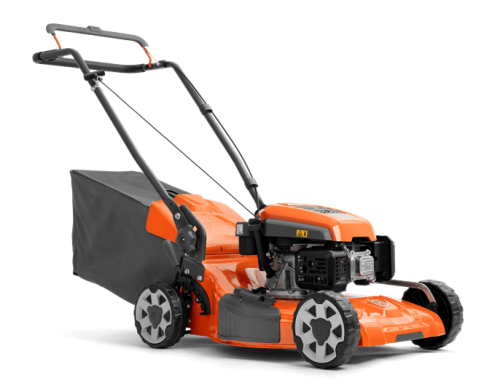 Pomarańczowa kosiarka spalinowa Husqvarna LC 151 z czarnymi detalami, widok z boku. Stojąca z uchwytami, koszem na trawę i bieżnikowanymi kółkami. Widoczne logo na obudowie.