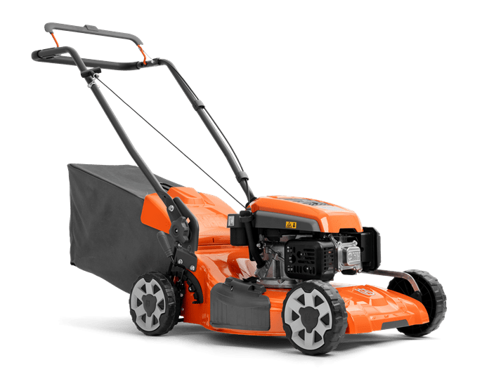 Pomarańczowa kosiarka spalinowa Husqvarna LC 151 z czarnymi detalami, widok z boku. Stojąca z uchwytami, koszem na trawę i bieżnikowanymi kółkami. Widoczne logo na obudowie.