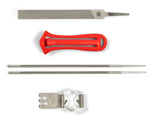 Zestaw do ostrzenia łańcucha X-Cut 3/8 /1,3 mm Husqvarna w składzie: dwie stalowe pilniki o prostym kształcie, czerwona rączka, narzędzie do prowadzenia i metalowy uchwyt. Elementy ułożone poziomo na jednolitym tle.