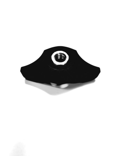 Pokrętło montażowe uchwytu kosiarki McCulloch, Partner, w kolorze czarnym, z metalowym gwintem w centrum. Widok frontalny, uchwyt w kształcie lekko zaokrąglonym, z wyraźnymi krawędziami. Produkt na jednolitym tle. Długość około 10 cm.