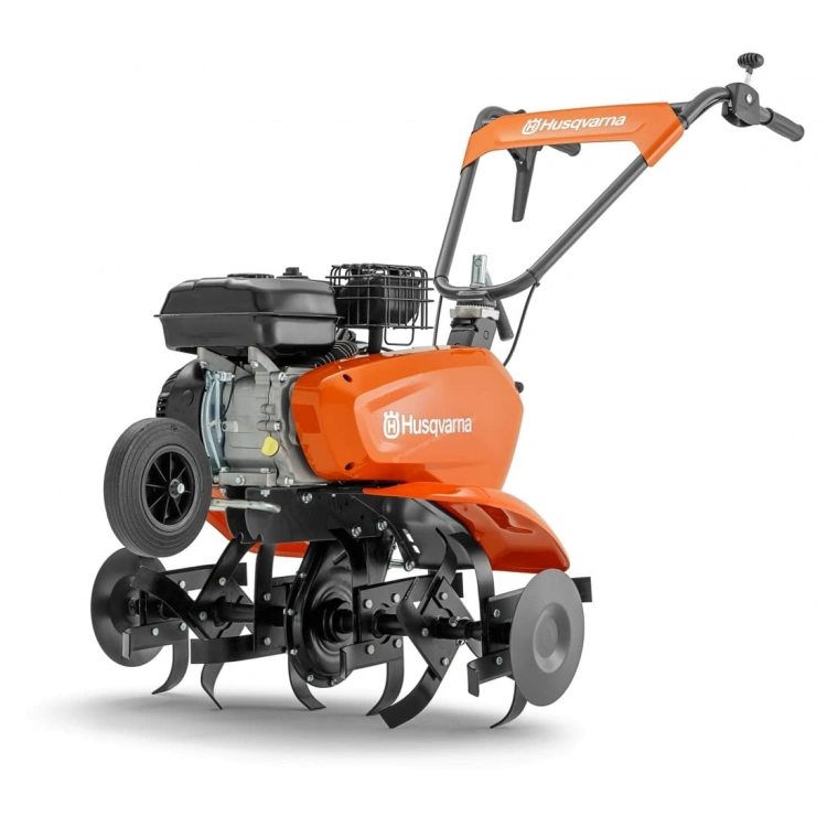 Kultywator TF 335 Husqvarna w kolorze pomarańczowym z silnikiem spalinowym. Widok z boku, pokazujący koła oraz wirniki. Uchwyt ręczny w górnej części. Widoczne logo Husqvarna na obudowie. Produkt stojący, przeznaczony do uprawy gleby.