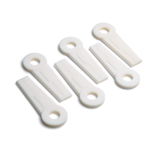 Zestaw 6 białych nożyków do głowic TRI-CUT, prostokątne z okrągłym otworem u góry. Czytelne napisy, ułożone na czarnym tle podkreślającym kształt i detale.