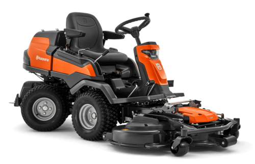 Rider R 420TsX AWD Husqvarna w kolorze pomarańczowym i szarym, z siedzeniem i kierownicą, z zamontowaną kosą. Ujęcie z boku, widoczny detal kosiarki z systemem napędu na cztery koła i dużymi, bieżnikowanymi oponami. Tło zielone.
