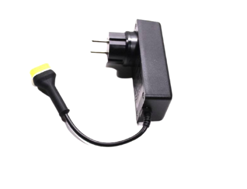 Zasilacz EU 28V do robotów Husqvarna, czarny, z wtykiem i elastycznym przewodem z żółtą końcówką, na jasnym tle, z widoczną strukturą obudowy i oznaczeniami.