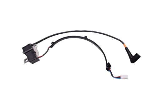 Cewka modułu zapłonowego do pilarki Husqvarna 572XP/XPG z widoczną czarną obudową z metalowym mocowaniem, przewodami elektrycznymi i złączem. Ujęcie z góry, produkt leży na białym tle, ukazuje szczegóły konstrukcji i układ przewodów.