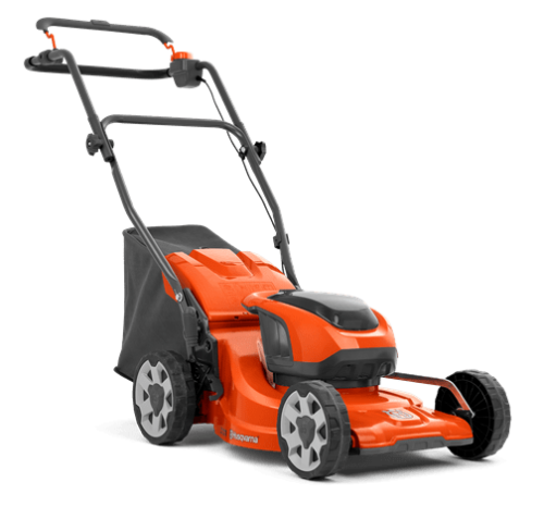 Akumulatorowa kosiarka LC 137i Husqvarna w intensywnym pomarańczowym kolorze, z czarnym koszem na trawę. Produkt w pozycji stojącej, ukazany z boku z detalami rączki i widocznymi dużymi kołami, gotowy do użytku na trawniku.