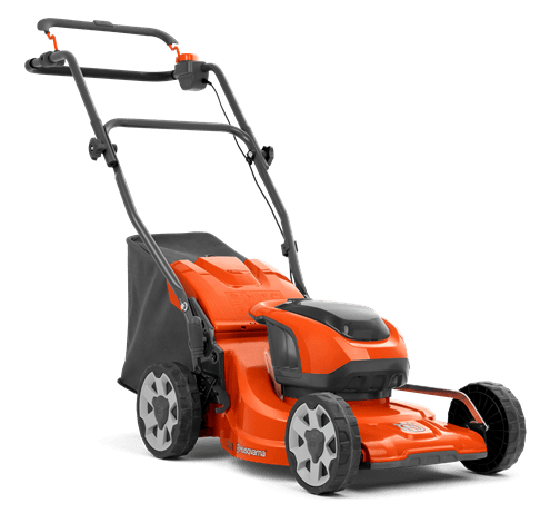Akumulatorowa kosiarka LC 137i Husqvarna w intensywnym pomarańczowym kolorze, z czarnym koszem na trawę. Produkt w pozycji stojącej, ukazany z boku z detalami rączki i widocznymi dużymi kołami, gotowy do użytku na trawniku.