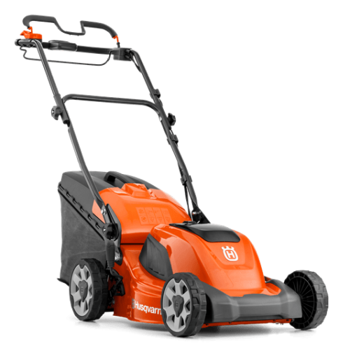 Akumulatorowa kosiarka Husqvarna LC 141iV w kolorze pomarańczowym z czarnymi elementami. Widok z boku, stojąca na powierzchni, z regulowanym uchwytem. Widać zbiornik na trawę z logo oraz panele sterujące na górze.
