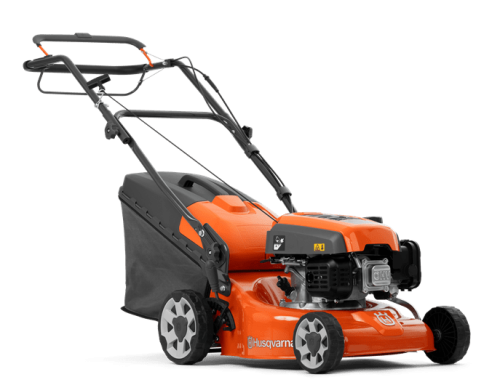 Kosiarka spalinowa Husqvarna LC 140SP w kolorze pomarańczowym z czarnymi elementami, stojąca na białym tle. Widoczny silnik z przodu, duże koła, regulowana rączka. Z tyłu znajduje się pojemnik na trawę. W zestawie serwisowym GRATIS.