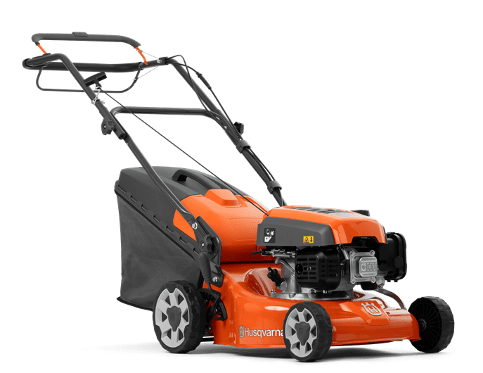 Kosiarka spalinowa Husqvarna LC 140SP w kolorze pomarańczowym z czarnymi elementami, stojąca na białym tle. Widoczny silnik z przodu, duże koła, regulowana rączka. Z tyłu znajduje się pojemnik na trawę. W zestawie serwisowym GRATIS.