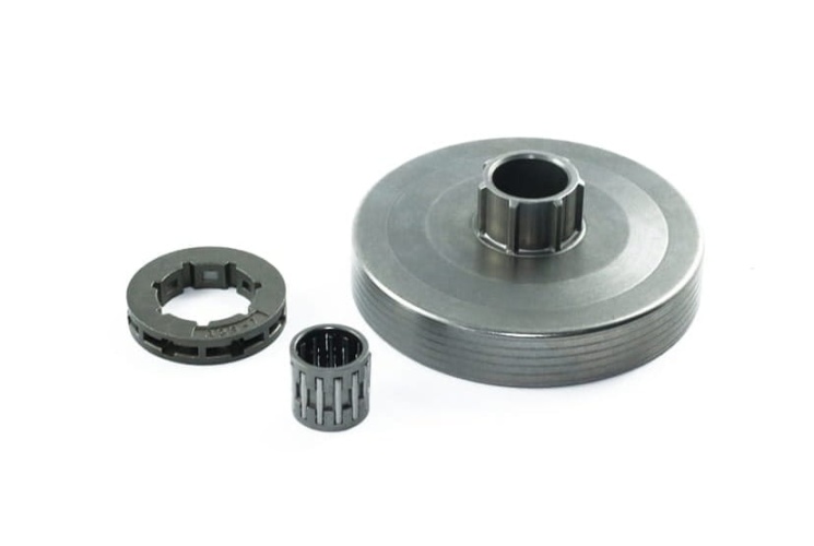 Bęben sprzęgła do pilarki NAC, VICTUS, STEEL w kolorze metalicznym, w komplecie z elementem osadzenia i pierścieniem. Widok z góry, na białym tle, ukazuje okrągły bęben z wykończeniem teksturowanym oraz trzy widoczne części.