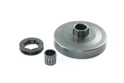 Bęben sprzęgła do pilarki NAC, VICTUS, STEEL w kolorze metalicznym, w komplecie z elementem osadzenia i pierścieniem. Widok z góry, na białym tle, ukazuje okrągły bęben z wykończeniem teksturowanym oraz trzy widoczne części.