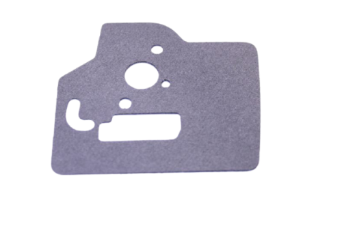 Uszczelka gaźnika, prostokątna, w kolorze szarym, wykonana z teksturowanego materiału. Widoczne otwory o różnych średnicach. Ujęcie z góry, leżąca na jednolitym tle. Idealna do modeli kos Husqvarna 128LDX/128L/128R/124R.