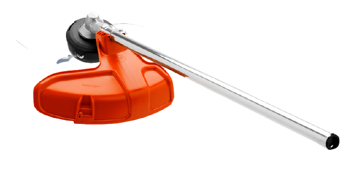 Przystawka wykaszarki HUSQVARNA GC2128C/525LK, w kolorze pomarańczowym, z metalowym uchwytem. Ujęcie z boku, produkt leżący, widoczna głowica tnąca oraz rurka w formie prostokąta. Elementy mocujące wyraźne, prosty, jasny background.