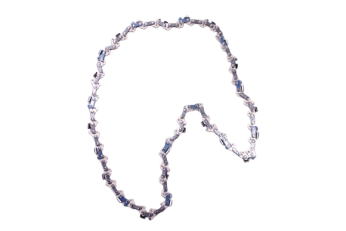 Łańcuch tnący STIHL 3/8 o grubości 1,3 mm i długości 52 ogniw, w metalicznym wykończeniu, leży na jasnym tle. Widoczne elementy mocujące oraz precyzyjne ogniwa nadają mu charakterystyczną strukturę. Idealny do pił spalinowych.