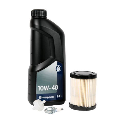 Zestaw serwisowy Husqvarna zawiera butelkę oleju silnikowego 10W-40 o pojemności 1,4 l, filtr powietrza i świecę zapłonową. Produkty są ustawione na białym tle, co podkreśla ich szczegóły, jak logo Husqvarna na butelce oraz elementy filtra.