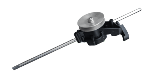 Przekładnia napędowa Husqvarna do kosiarek LB48V, LC48V, LC348VI, LC353VE, czarna z metalową tarczą, widok frontalny, z elementami montażowymi i metalowym prętem, leżąca na płaskiej powierzchni.