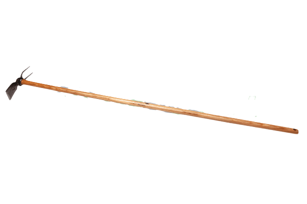 Motyczka ogrodowa 2-stronna, kuta, z drewnianym trzonkiem w jasnym kolorze. Długość 130 cm, z metalowym ostrzem i ostrymi krawędziami na obu końcach. Widoczny naturalny wygląd drewna, stojąca w pozycji poziomej na prostym tle.