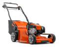 Kosiarka spalinowa Husqvarna LC353VI w kolorze pomarańczowym z czarnymi elementami. Ujęcie z boku, z widocznymi dużymi kołami i jednostką silnikową. Posiada uchwyty oraz worek na trawę. Tło czarne, co podkreśla detale produktu.