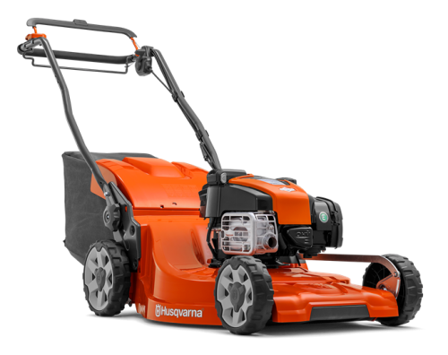 Kosiarka spalinowa Husqvarna LC353VI w kolorze pomarańczowym z czarnymi elementami. Ujęcie z boku, z widocznymi dużymi kołami i jednostką silnikową. Posiada uchwyty oraz worek na trawę. Tło czarne, co podkreśla detale produktu.