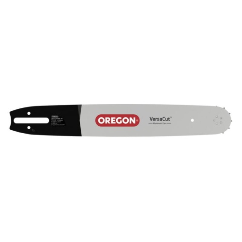 Prowadnica 15 Oregon VersaCut z zamocowanym łańcuchem. Jasno-srebrna, z czarnym końcem. Widoczna logo „Oregon” na górze. Kąt ujęcia frontalny, ukazuje całą długość prowadnicy. Elementy montażowe widoczne na końcu.