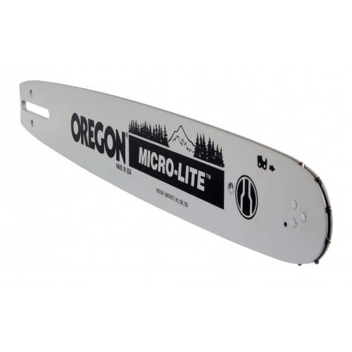 Prowadnica 18/.325/1,3mm/72DL MICRO-LITE Oregon w kolorze srebrnym z widocznym logo Oregon. Produkt leży poziomo na jasnym tle, ukazując logo i napisy w czerni. Kształt prostokątny, zakończenia zaokrąglone, widoczne otwory mocujące.