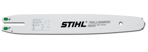 Prowadnica 12/3/8/1.1mm/ 44DL ROLLOMATIC E MINI Stihl w kolorze białym, wykonana z metalu, o gładkiej fakturze. Ujęcie pokazuje ją leżącą na jednolitym tle. Widoczny jest czarny napis STIHL ROLLOMATIC MINI oraz zielone elementy na końcach.