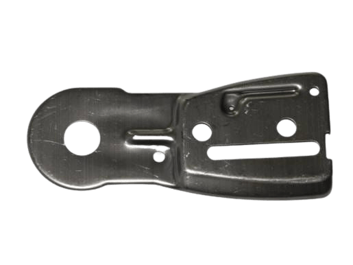 Osłona karteru do pilarki Husqvarna 51, 55 w kolorze metalicznym, o prostokątnym kształcie. Widoczne otwory montażowe oraz okrągły wycięty fragment. Produkt leży na płaskiej powierzchni, ukazując detale konstrukcji i wykończenia.