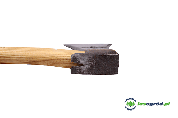 Siekiera ciesielska 0.8 kg Krumpholz z drewnianym uchwytem w jasnym odcieniu, metalową głowicą w ciemnoszarym kolorze. Produkt przedstawiony w zbliżeniu, z widocznymi detalami ostrza z wyraźnymi krawędziami. Przedmiot leży na białym tle.