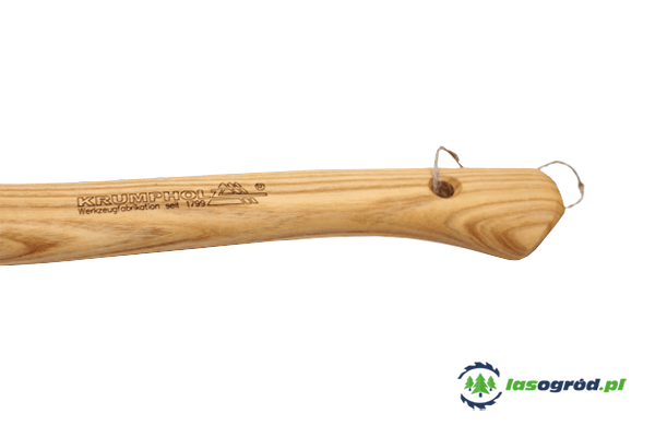 Siekiera ciesielska 0.8kg Krumpholz z drewnianą rączką z jesionu, widoczna z boku, z wyraźnym napisem logo producenta. Rączka gładka, z otworem do zawieszenia. Bez ostrza widocznego na zdjęciu. Tło białe, proste, co podkreśla detal produktu.