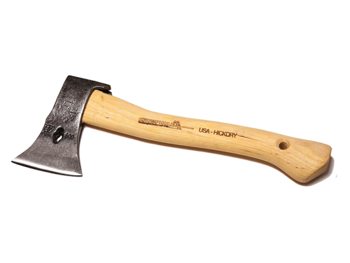 Siekiera ciesielska 0,8 kg z rękojeścią z hikorowego drewna. Ostrze metalowe, lekko wyprofilowane, z wyraźnym napisem „USA - HICKORY”. Ujęcie z boku, pokazujące całość narzędzia w układzie poziomym na białym tle.