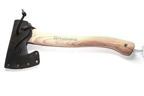 Siekiera kempingowa HUSQVARNA z drewnianym trzonkiem oraz czarną, metalową głowicą. Produkt widoczny z boku, leżący na białym tle. Na trzonku widoczne logo Husqvarna. Głowica posiada mocowania oraz proste krawędzie.