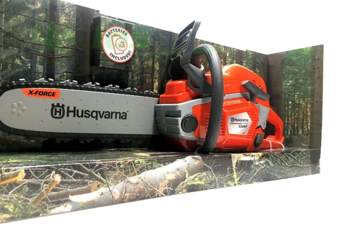Zabawka dla dzieci pilarka 550XP Husqvarna w kolorze pomarańczowym i szarym. Zademonstrowana w pozycji leżącej, z widocznym logo Husqvarna. Ujęcie z boku, na tle leśnym. Wysoka jakość detali, wyraźne napisy, widoczna piła z elementem X-FORCE.