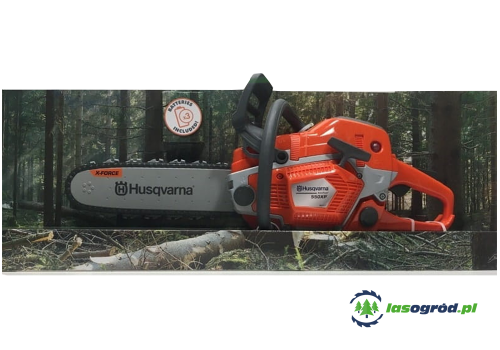 Zabawka pilarka 550XP Husqvarna, pomarańczowa z szarymi akcentami, futurystyczny kształt, logo Husqvarna i X-Force na ostrzu, leży na tle leśnym wśród gałęzi, pokazując detale obudowy i rączki.