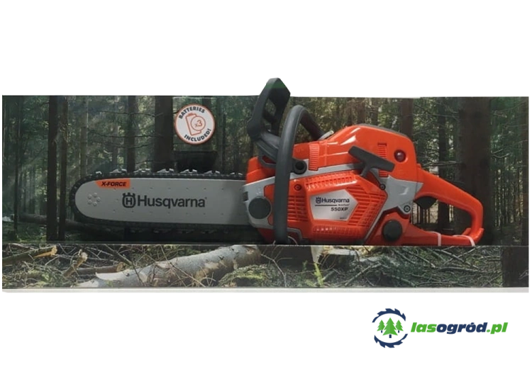 Zabawka pilarka 550XP Husqvarna, pomarańczowa z szarymi akcentami, futurystyczny kształt, logo Husqvarna i X-Force na ostrzu, leży na tle leśnym wśród gałęzi, pokazując detale obudowy i rączki.
