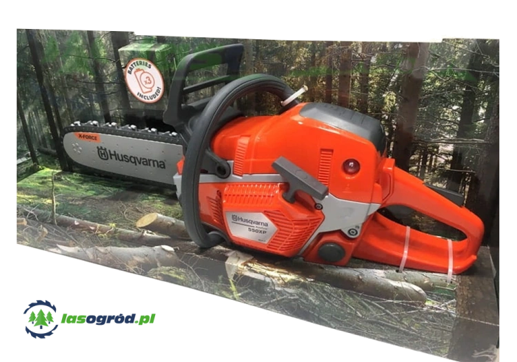Zabawka pilarka 550XP Husqvarna w pomarańczowo-szarym kolorze, z widocznym uchwytem i napisami, na tle lasu, w przezroczystym opakowaniu z akcesoriami.