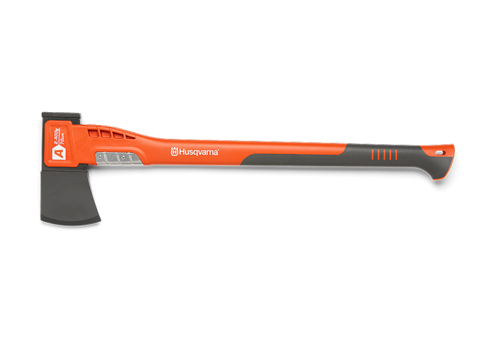 Siekiera Husqvarna A 2400 z czarną głowicą i pomarańczowym, teksturowanym uchwytem. Ujęcie z boku, stojąca w pozycji neutralnej. Widoczny napis A 2400 na głowicy oraz logo Husqvarna. Długość około 70 cm. Tło jednolite.