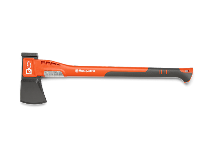 Siekiera do rozłupywania Husqvarna S 2800 o pomarańczowym trzonku i czarnym ostrzu, ujęta z boku. Trzonek ma ergonomiczną nawierzchnię dla lepszego chwytu. Widoczny napis „Husqvarna” oraz oznaczenie S2800. Produkt leży na ciemnym tle.