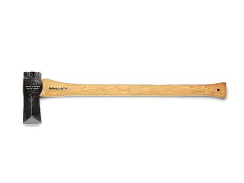 Duża siekiera HUSQVARNA z drewnianym uchwytem i czarną, prostokątną metalową głowicą do rozłupywania. Na uchwycie logo HUSQVARNA. Produkt leży poziomo na białym tle.