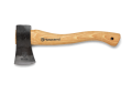 Toporek Husqvarna z metalowym ostrzem i naturalną drewnianą rączką z otworem. Leży frontem, z widocznym napisem „Husqvarna” i oznaczeniem „HAND FORGED”.