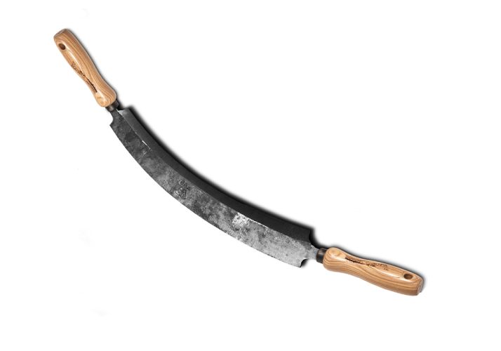 Ośnik Wagnera, gięty ręcznie, z kutego stali i hartowany. Produkt pokazany z góry, z uchwytami w kolorze naturalnego drewna. Ostrze o zaokrąglonym kształcie, tekstura stalowa, bez widocznych oznaczeń. Tło białe, co podkreśla detale produktu.