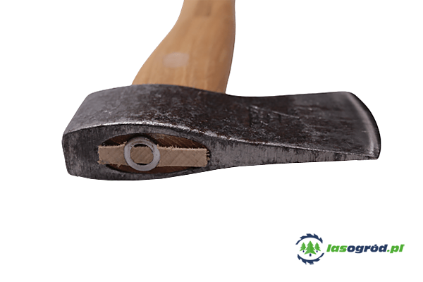 Siekierka kempingowa 0,5 kg z drewnianym trzonkiem i metalowym ostrzem, widok z boku, w pozycji leżącej. Ostrze ma prostą, szlachetną formę z widocznym, okrągłym otworem. Tło białe, co podkreśla szczegóły produktu.