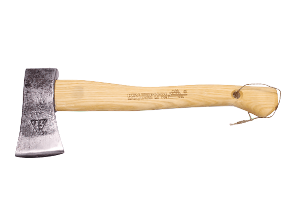 Siekiera kempingowa 0,5 kg z jesionowym uchwytem, widoczna frontalnie. Metalowa głowica z wyraźnym szlifem, gładkie, jasne drewno rączki. Na uchwycie widoczny napis z logo Krumpholz. W tle jednolite, jasne.