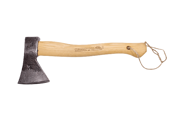 Toporek turystyczny Krumpholz o wadze 0,6 kg. Stalowy, matowy ostrz i drewniana rączka w naturalnym kolorze. Produkt leży poziomo, widoczny z boku, z detalem stylizacji rączki i haczykiem do zawieszania.
