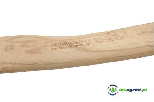 Rączka toporka biwakowego Krumpholz z hikorą, widoczna z boku. Na drewnie znajdują się czytelne napisy, w tym logo producenta. Naturalna faktura drewna, jasny kolor, ergonomiczny kształt, idealny dla outdoorowych użytkowników.
