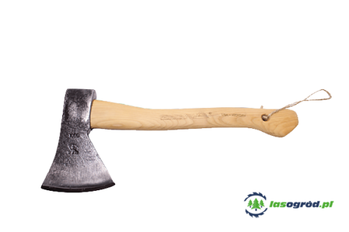 Toporek survivalowy Krumpholz o wadze 1,0 kg. Metalowa głowica o matowej fakturze z uchwytem z jasnego drewna hikorowego. Ujęcie boczne, stojący. Widoczne logo producenta na korpusie. Otwór do zawieszenia na końcu uchwytu. Tło jednolite.