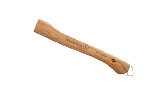 Stylisko hikorowe do siekiery ciesielskiej, długość 800 mm, wykonane z drewna, z naturalną, gładką powierzchnią. Widoczne logo i napisy na uchwycie, w pozycji leżącej na białym tle, z otworem na końcu do mocowania.